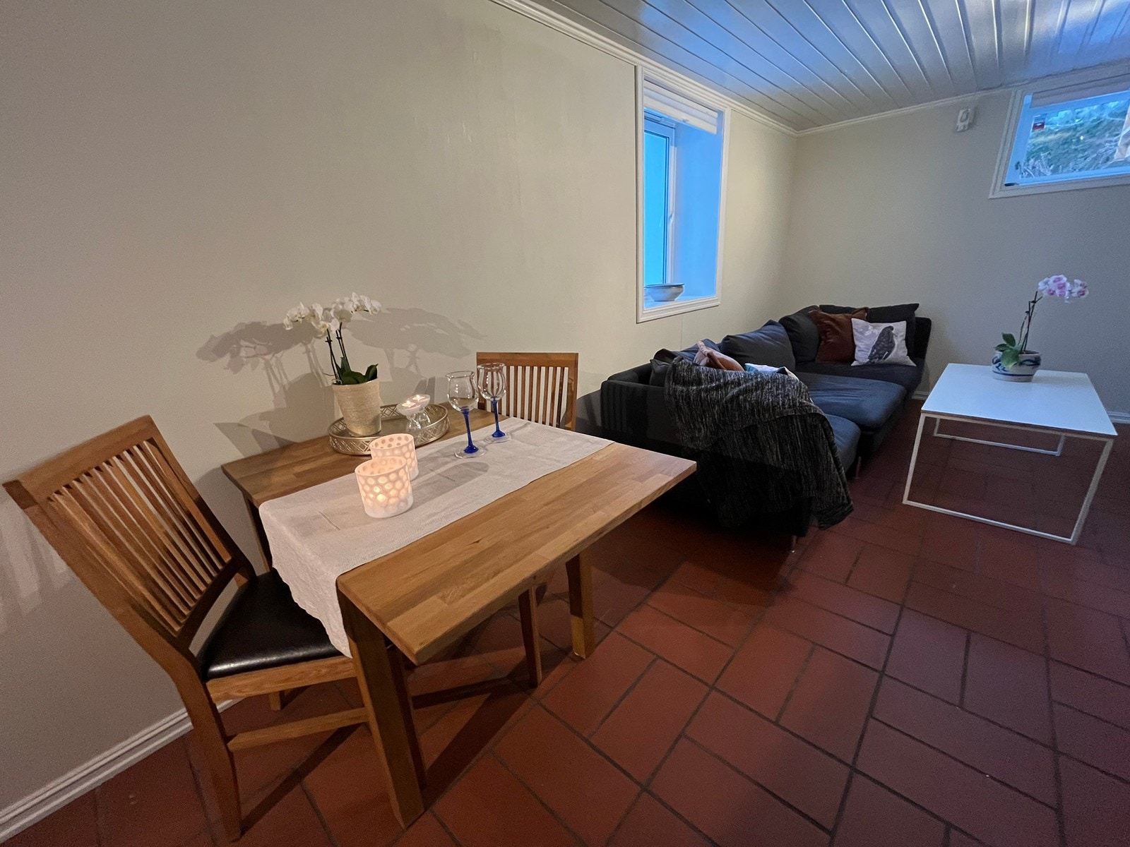 Hyggelig stuedel med spiseplass og skrivebord, 2 vinduer til friluft Galleribilde