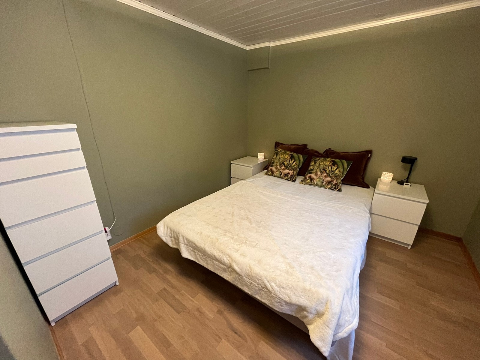 Kommode på soverom, plass til større seng. Denne er 140 cm Galleribilde