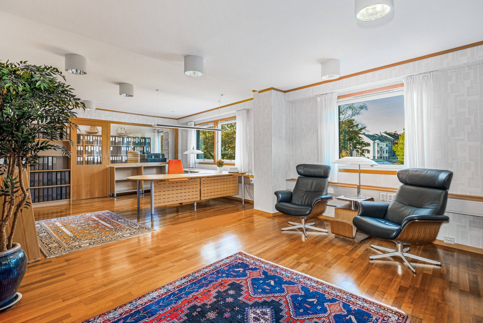 Kontor nr. 4. Skillevegg innkjøpt i bøk/glass m skyvedør. Galleribilde