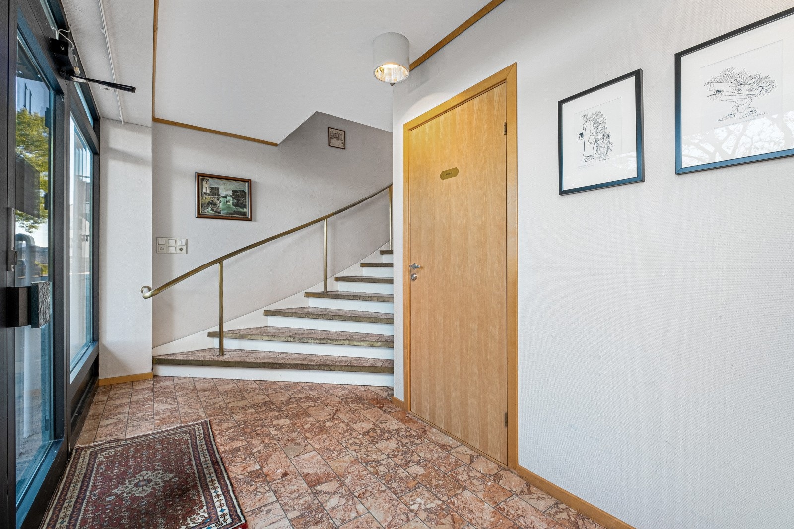 Inngang med trapp til 2. etg. og inngang til møterom 1. etg. Galleribilde