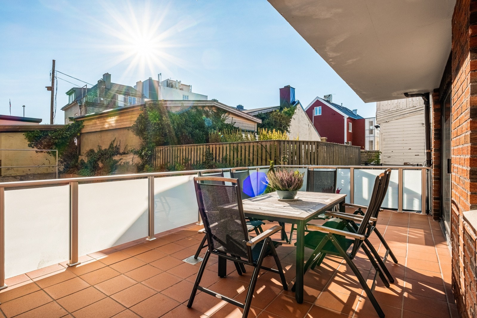 Terrasse m skyvedør inn til møterom og kantine Galleribilde