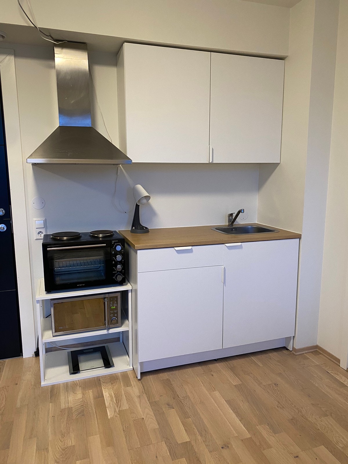 Kjøkken med ovn, koketopp og micro Galleribilde