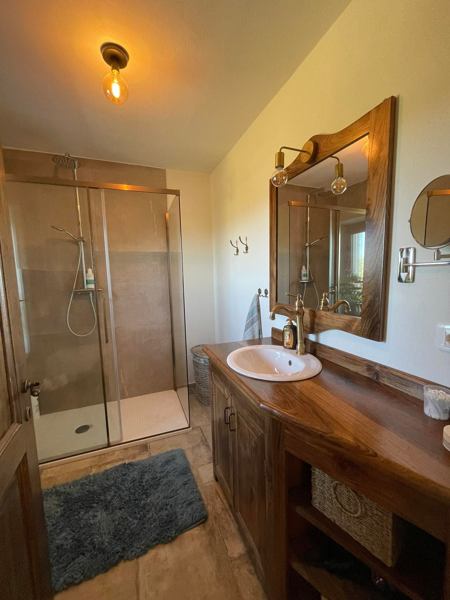 Bad 2 etg
Badene har moderne fasiliteter med rustik sjarme Galleribilde