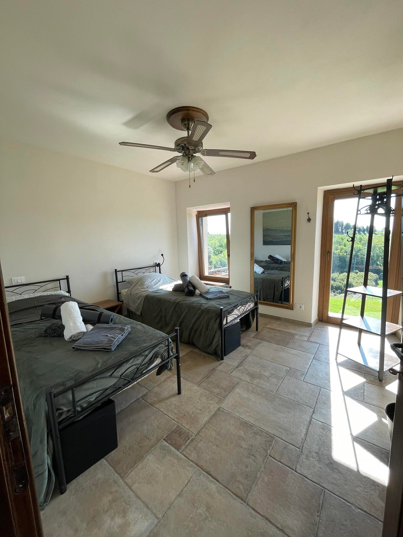 Soverom nr 3
Lyse trivelige soverom, 2 enkelt senger eller en dobbelseng. Skodder for lys og solskjerming Galleribilde