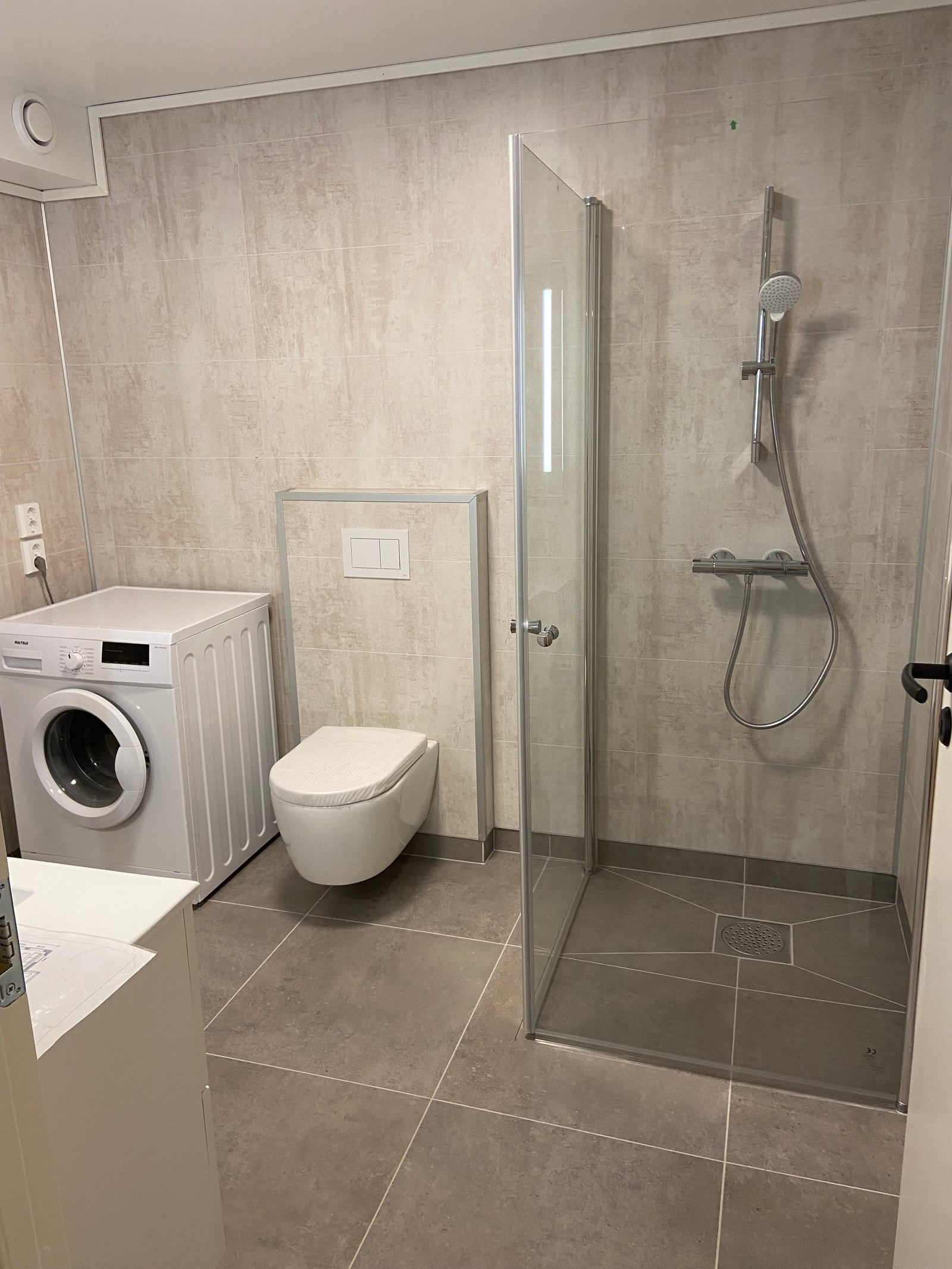 Bad med flislagt gulv med varme Galleribilde