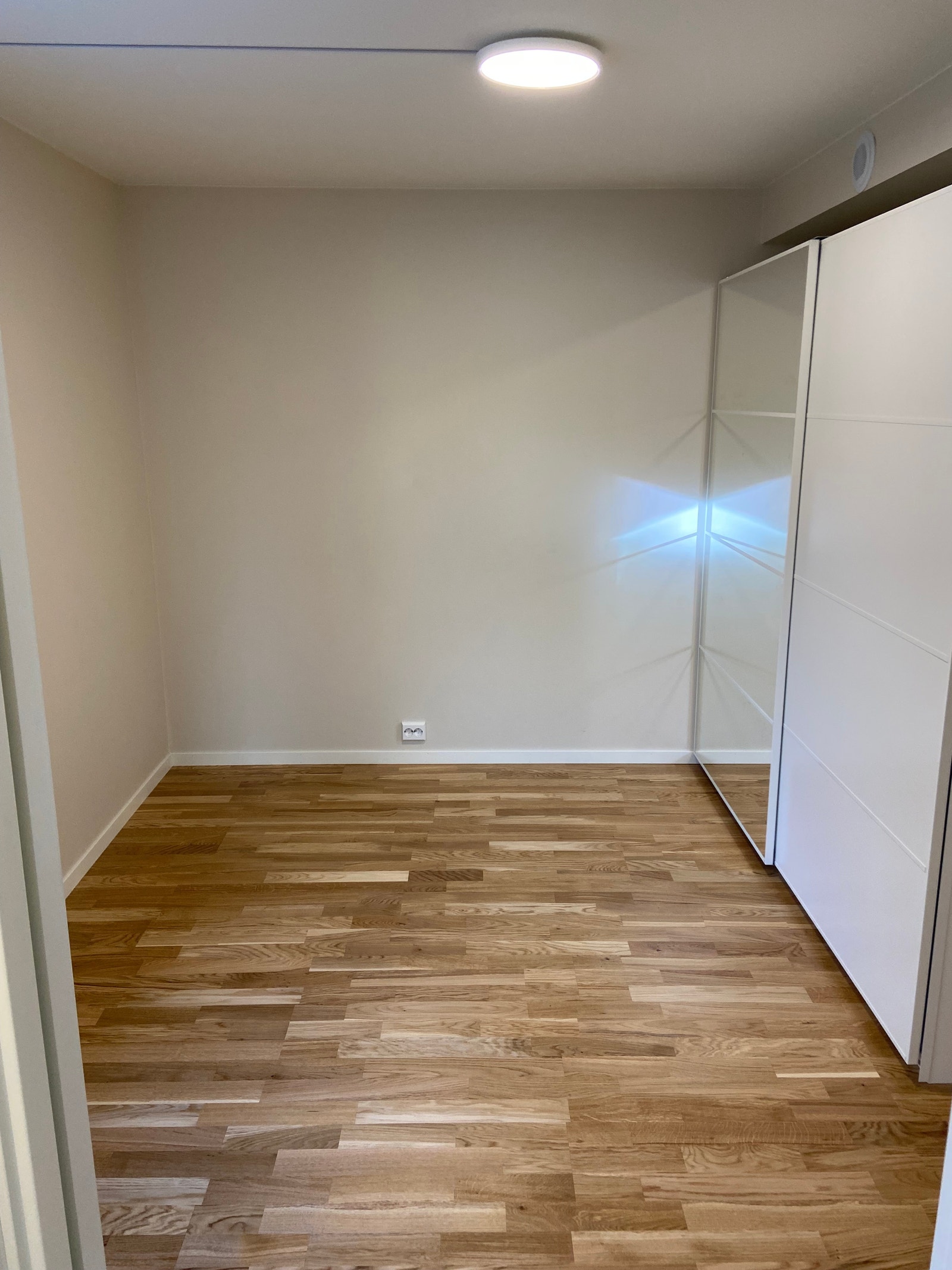 Soverom med dobbeltseng,stor skyvedørsgarderobe Galleribilde