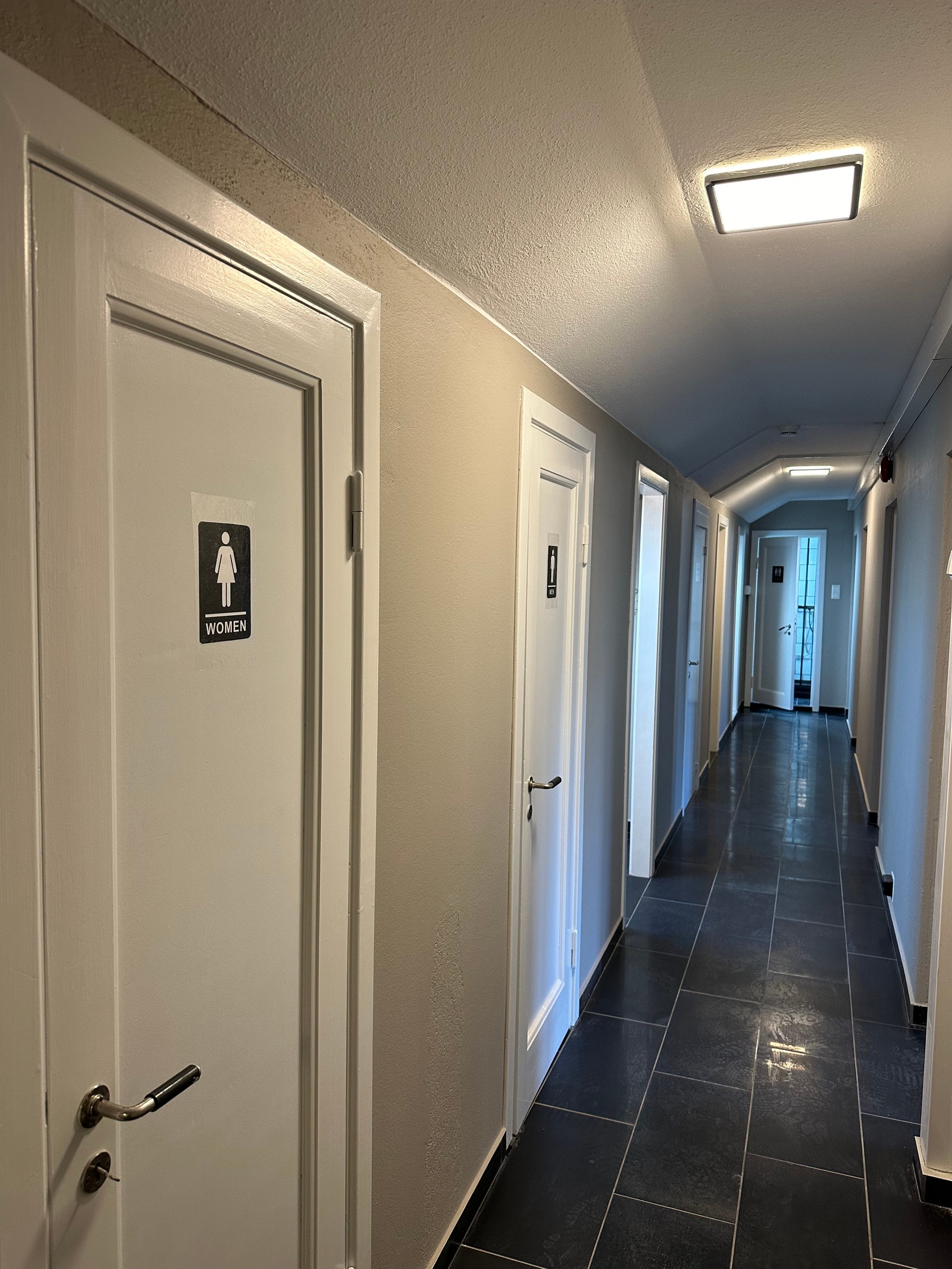 Fra fellesgang hvor det finnes 2 stk ekstra WC. ene badet i enden av gangen. Rom med garderobeplass i gangen til hyblene. Eget vaskerom med vaskemaskin og rom med tørketrommel i felles gangen. Det er 2 stk vaskemaskiner på deling. Galleribilde