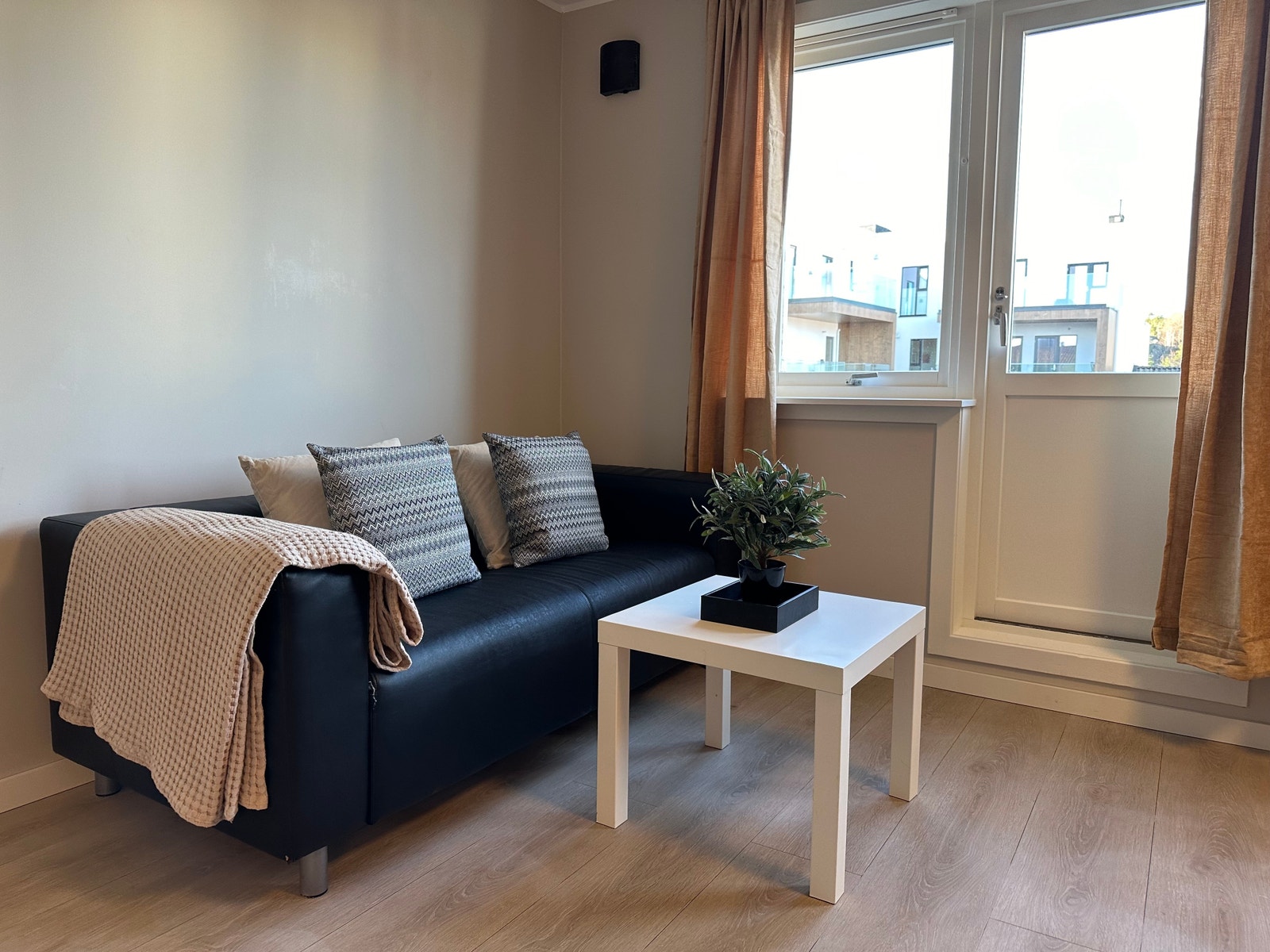 Sofa og bord i fellesrom Galleribilde