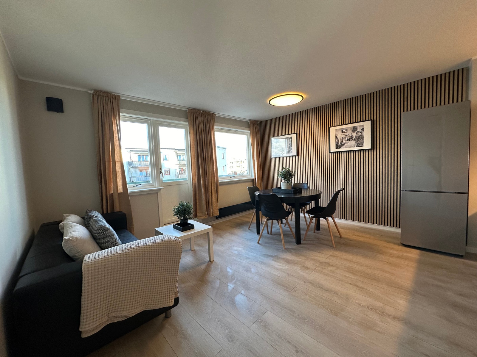 Fellestom med sofa og spisebord stoler. Galleribilde