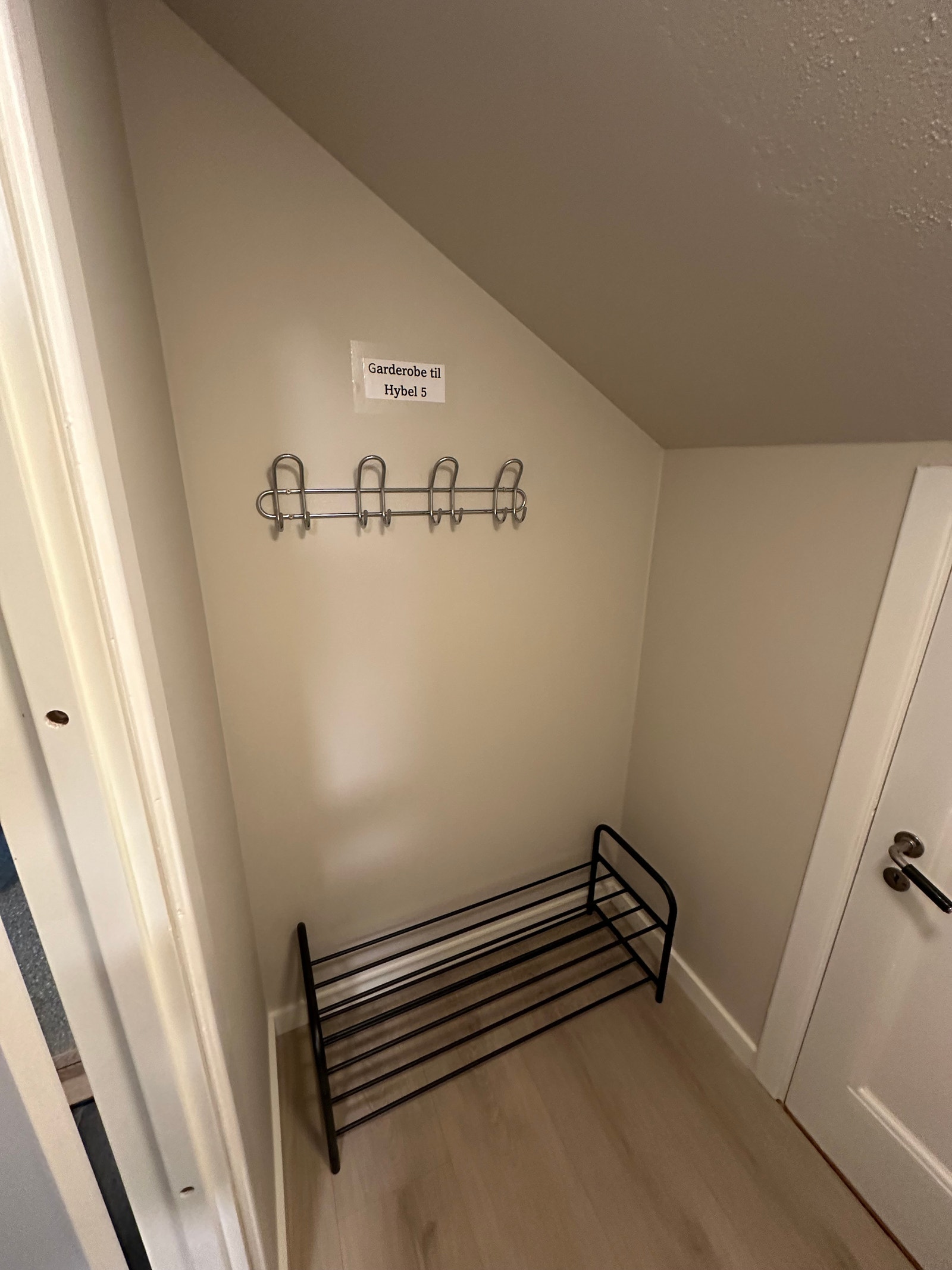 Egen avsatt garderobe plass til hver hybel i felles gang Galleribilde