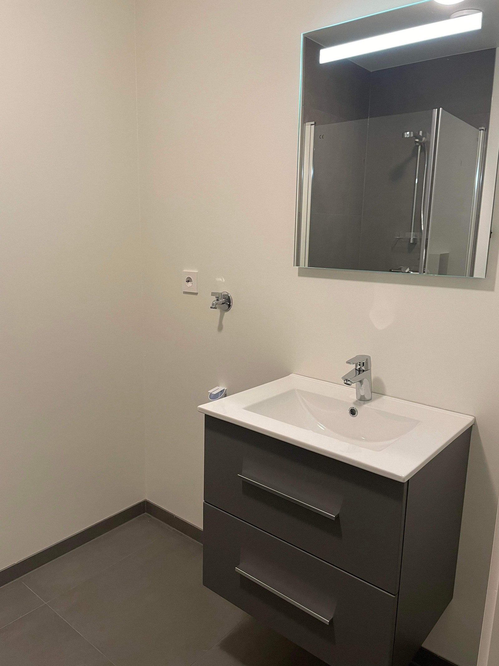 Bad med plass til vaskemaskin og eventuelt tørketrommel Galleribilde