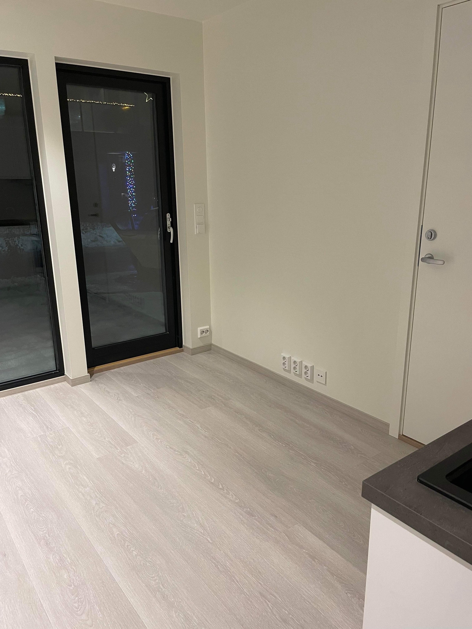 God plass til tv-benk og tv Galleribilde
