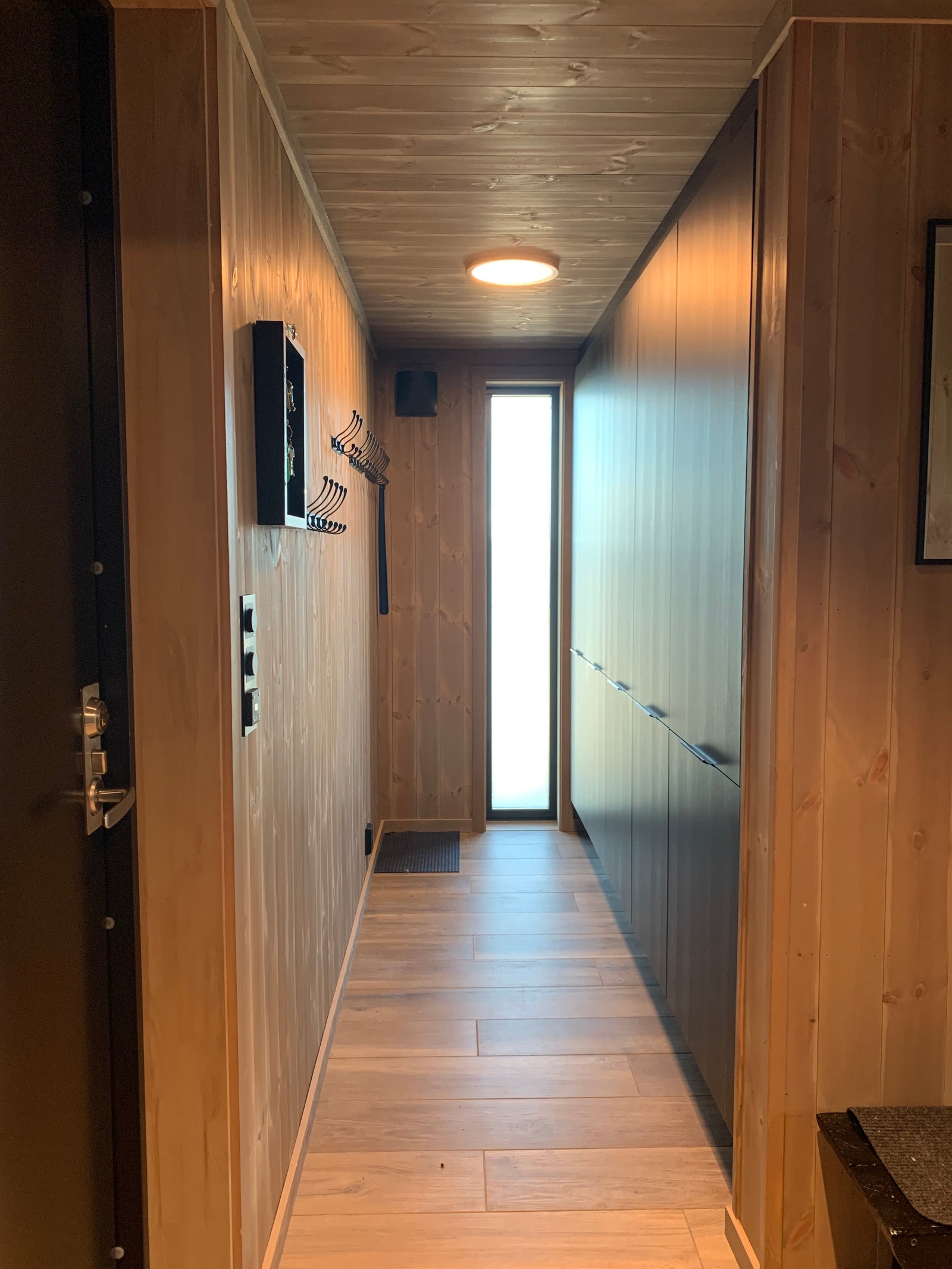 Garderobe i 1. etg Galleribilde