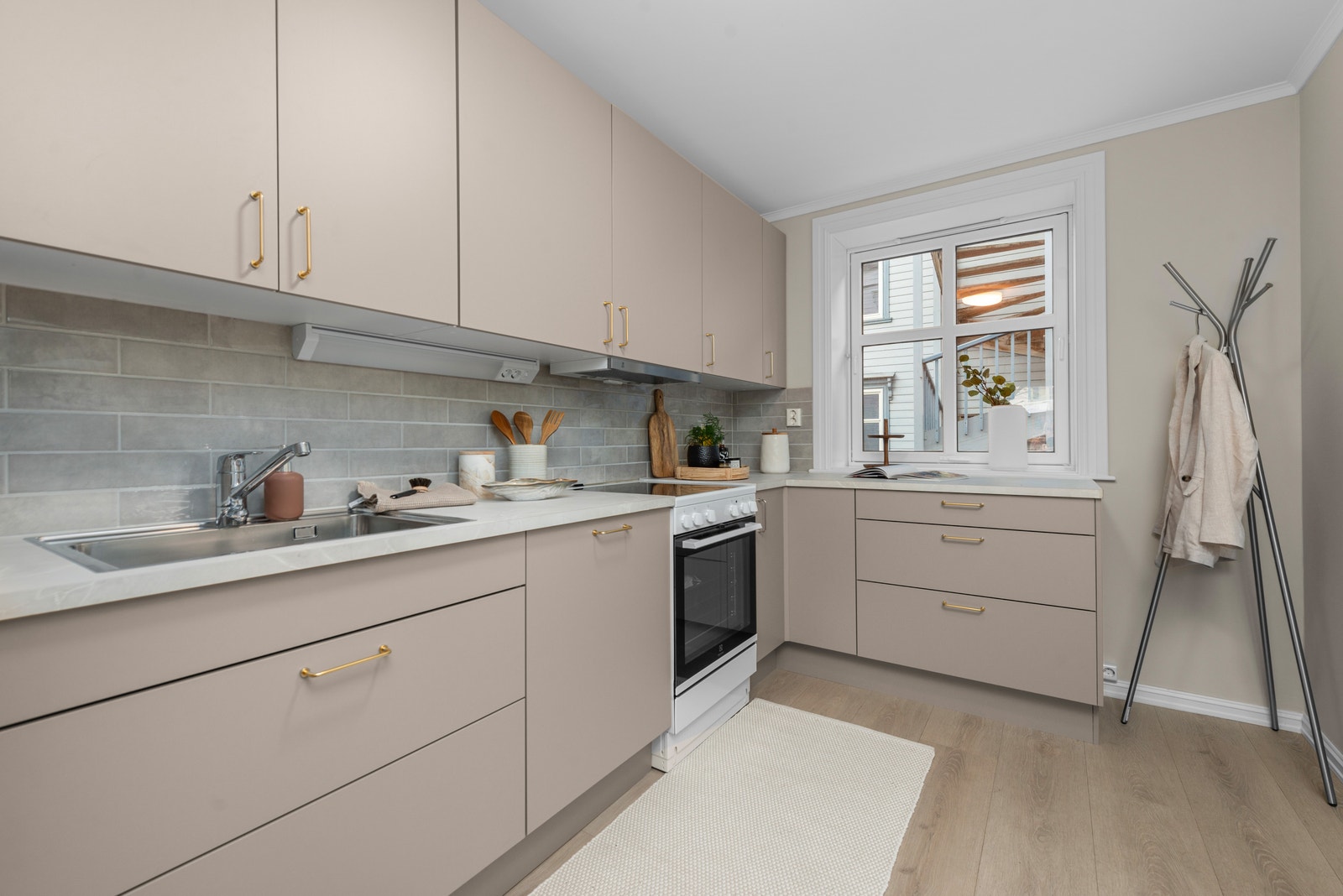 Kjøkkenet er som resten av leiligheten nyrenovert og har en gjennomgående pen standard med delikate farger Galleribilde