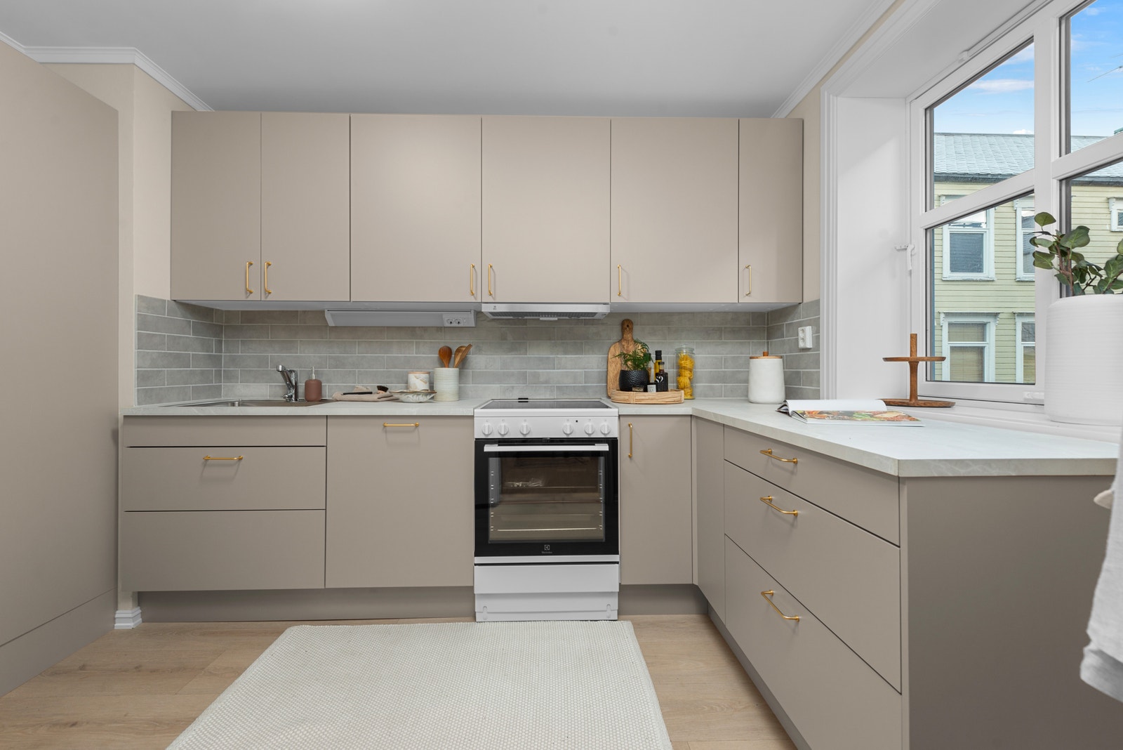 Hjørnekjøkkenet byr på mye benkeplass og oppbevaringsplass Galleribilde