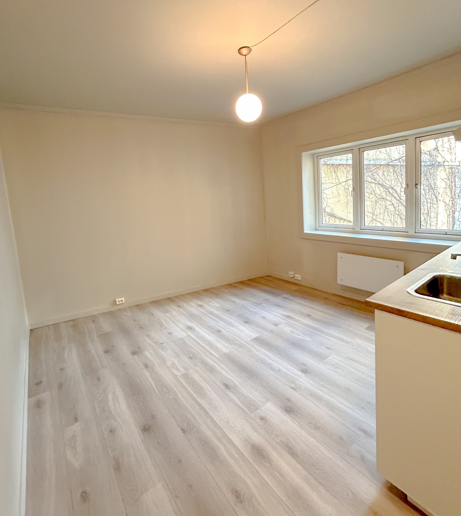 NB: Leilighet nymalt når bilder ble tatt (vegger er ikke skjoldete nå som det har tørket) Galleribilde