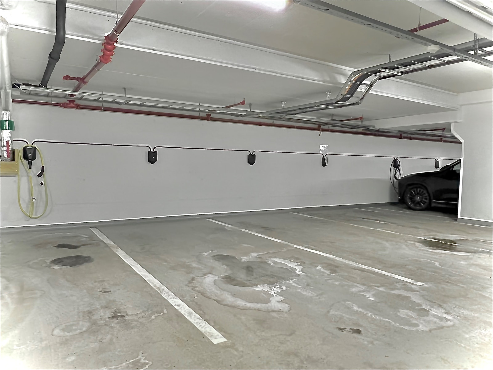 Parkeringsplass med EL-bil lader rett ved oppgangen til leiligheten Galleribilde