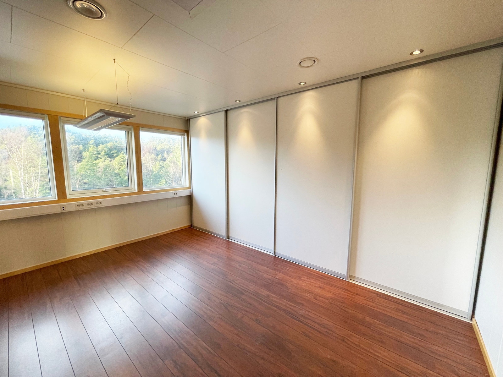 Kontor 02. Skyvedørsgarderobe/arkiv. 16,2m² Galleribilde