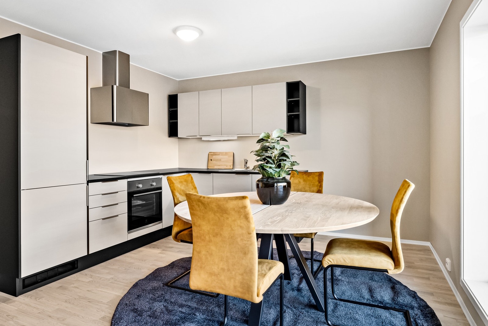 Stue/kjøkken med god plass for flere møbelsoner. Galleribilde
