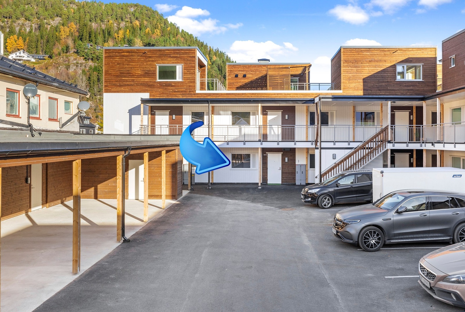 Leiligheten har biloppstillingsplass i carport med tilhørende sportsbod. Galleribilde