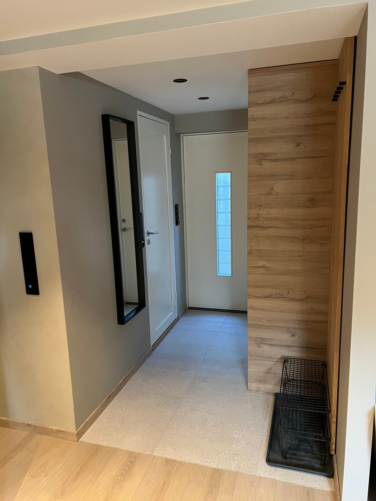 Stor flislagt entre med god plass, det er satt inn en skyvedørsgarderobe med speil Galleribilde