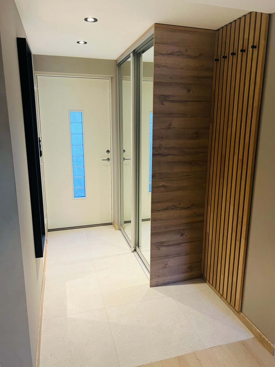 Skyvedørsgarderobe med mye plass Galleribilde