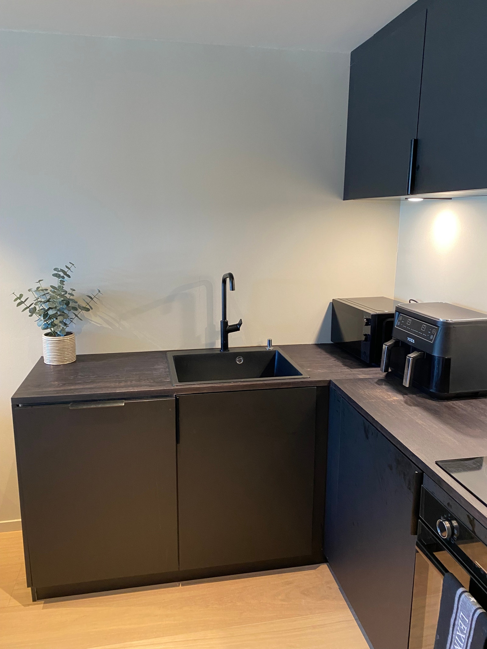 Kjøkken med integrerte hvitevarer. Kjøl/frys, platetopp, stekovn og oppvaskmaskin. Galleribilde