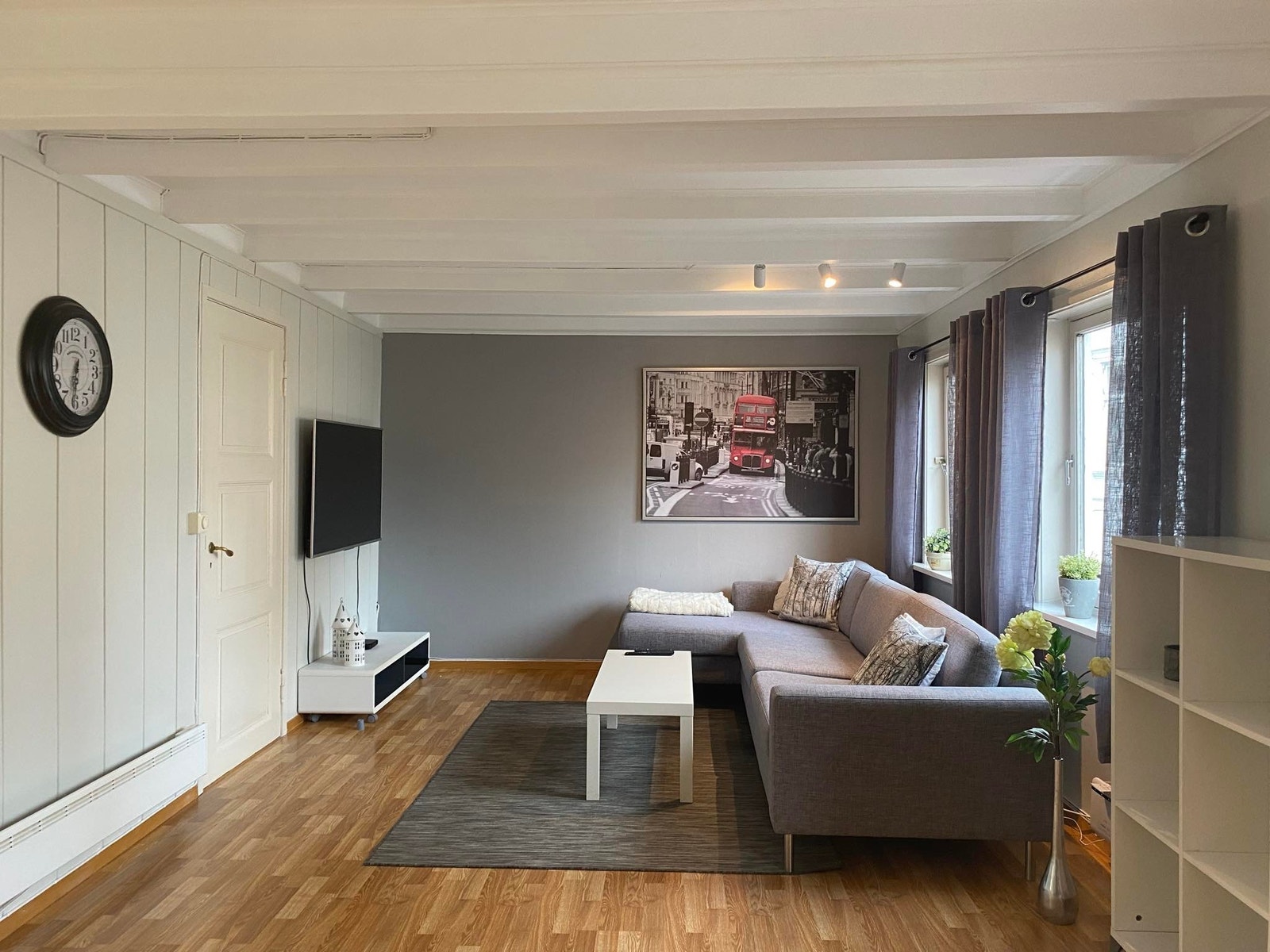 Stue med stor komfortabel sofa og stor tv med Altiboxkanaler. Galleribilde