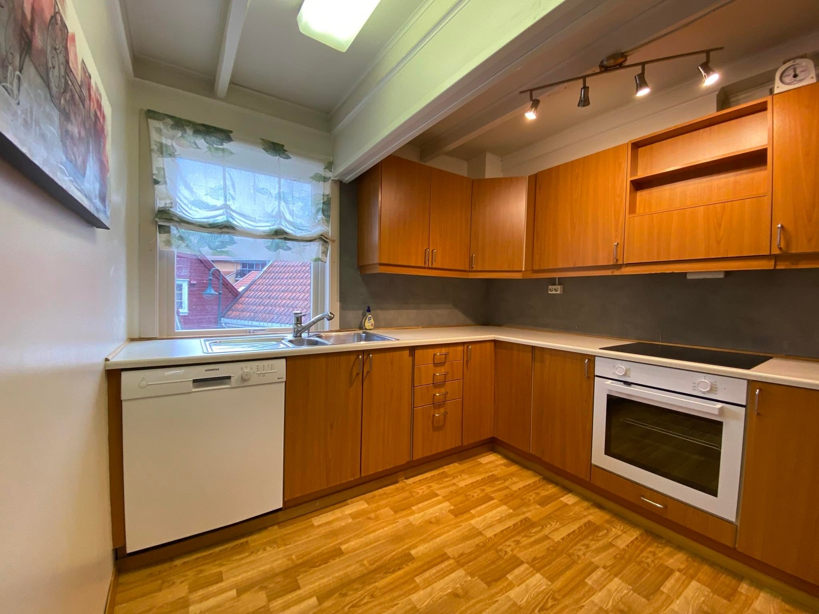 Fullt utstyrt kjøkken. Galleribilde