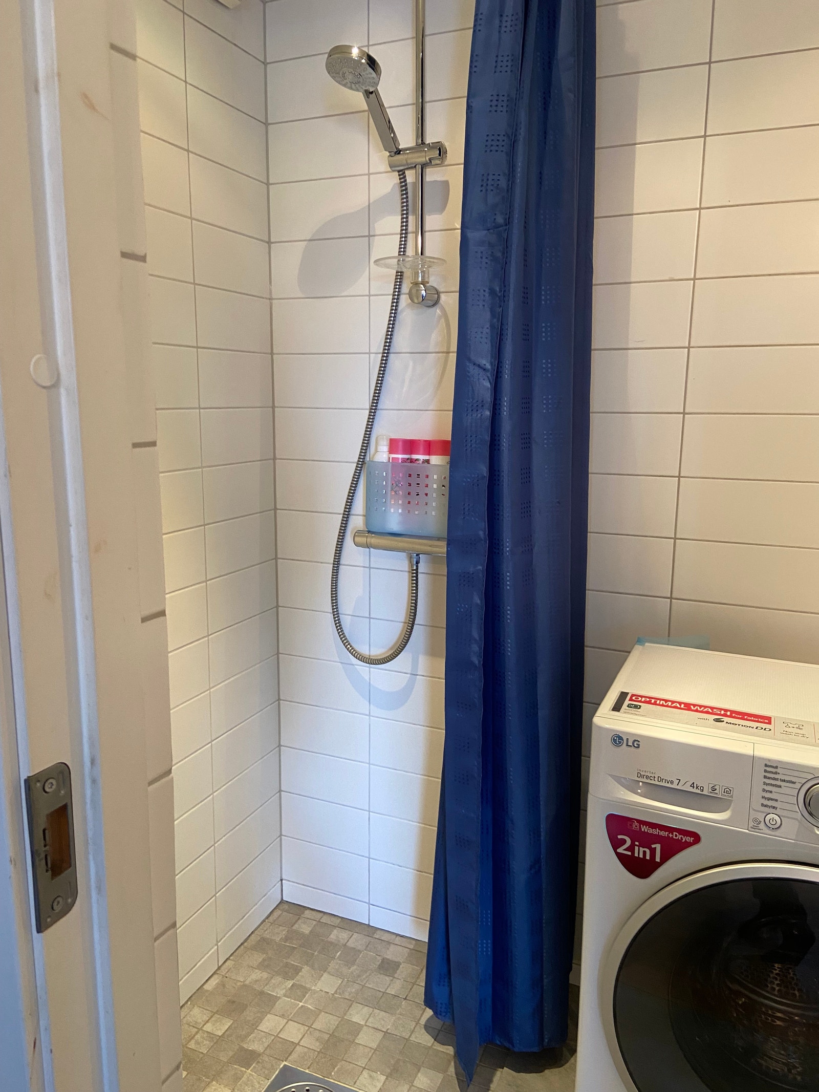 Bad med dusj og kombinert vaskemaskin og tørketrommel Galleribilde