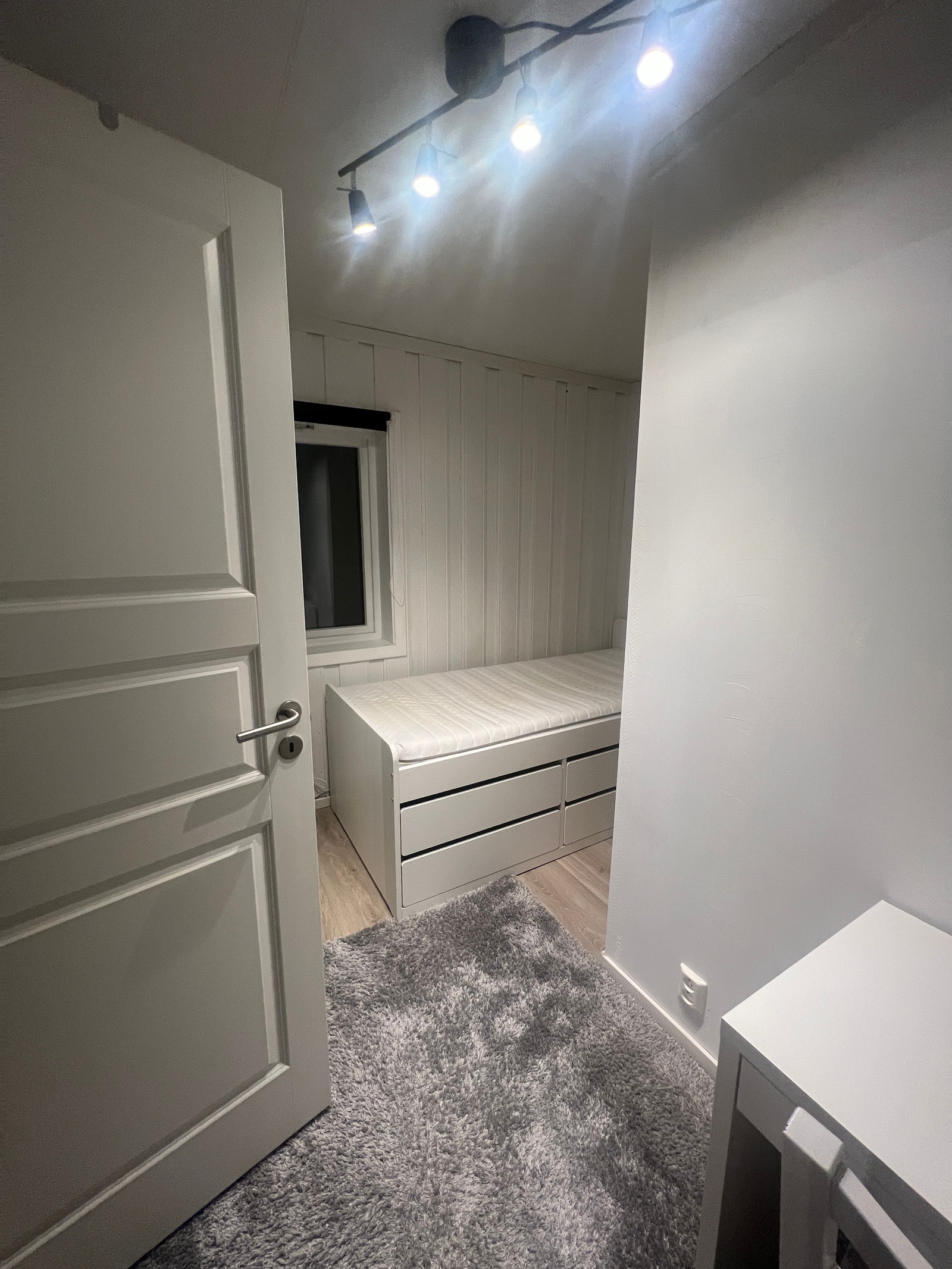 Rom 1, Lagring under seng Galleribilde