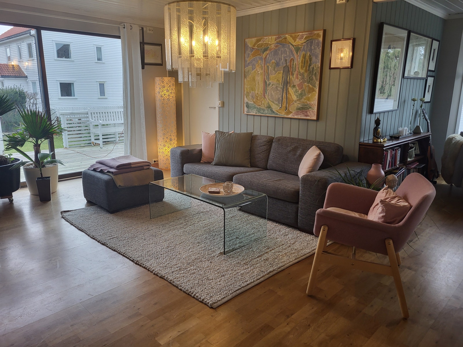 Stue med direkte utgang til terrasse og hage Galleribilde