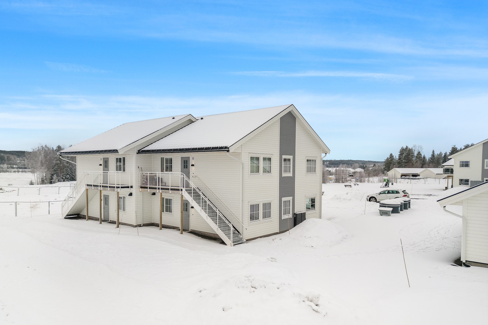 Foto av leilighetsbygg inngangsparti. Aktuell leilighet 3D øverst til venstre. Galleribilde