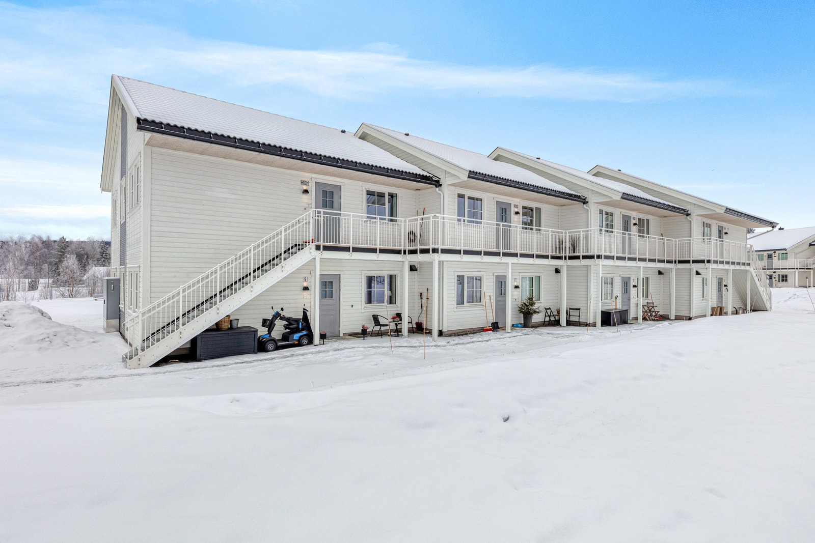 Foto av leilighetsbygg inngangsparti. Aktuell leilighet 2G i 2. etasje, nummer 2 fra venstre Galleribilde