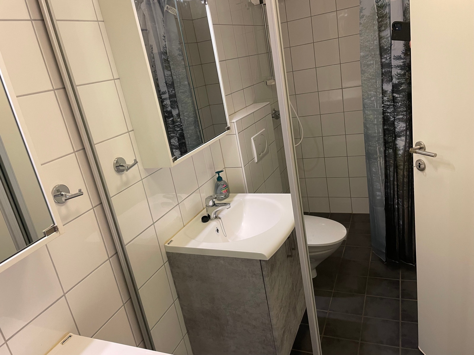 Stort flislagt bad, varme i gulv og dobbelt speilglasskap Galleribilde