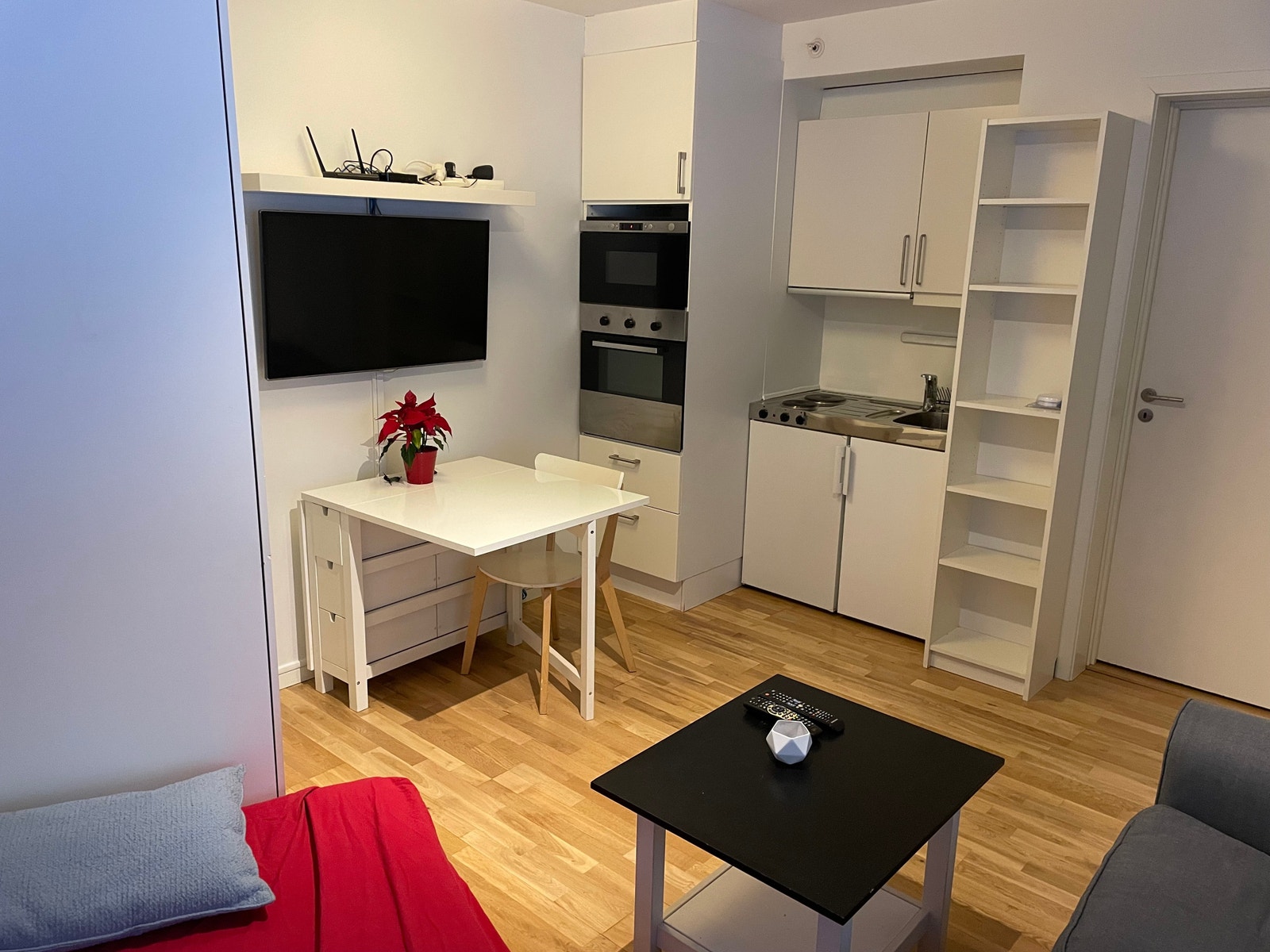 Stekeovn, mikro og kokeplater, kjøleskap under kokeplate Galleribilde