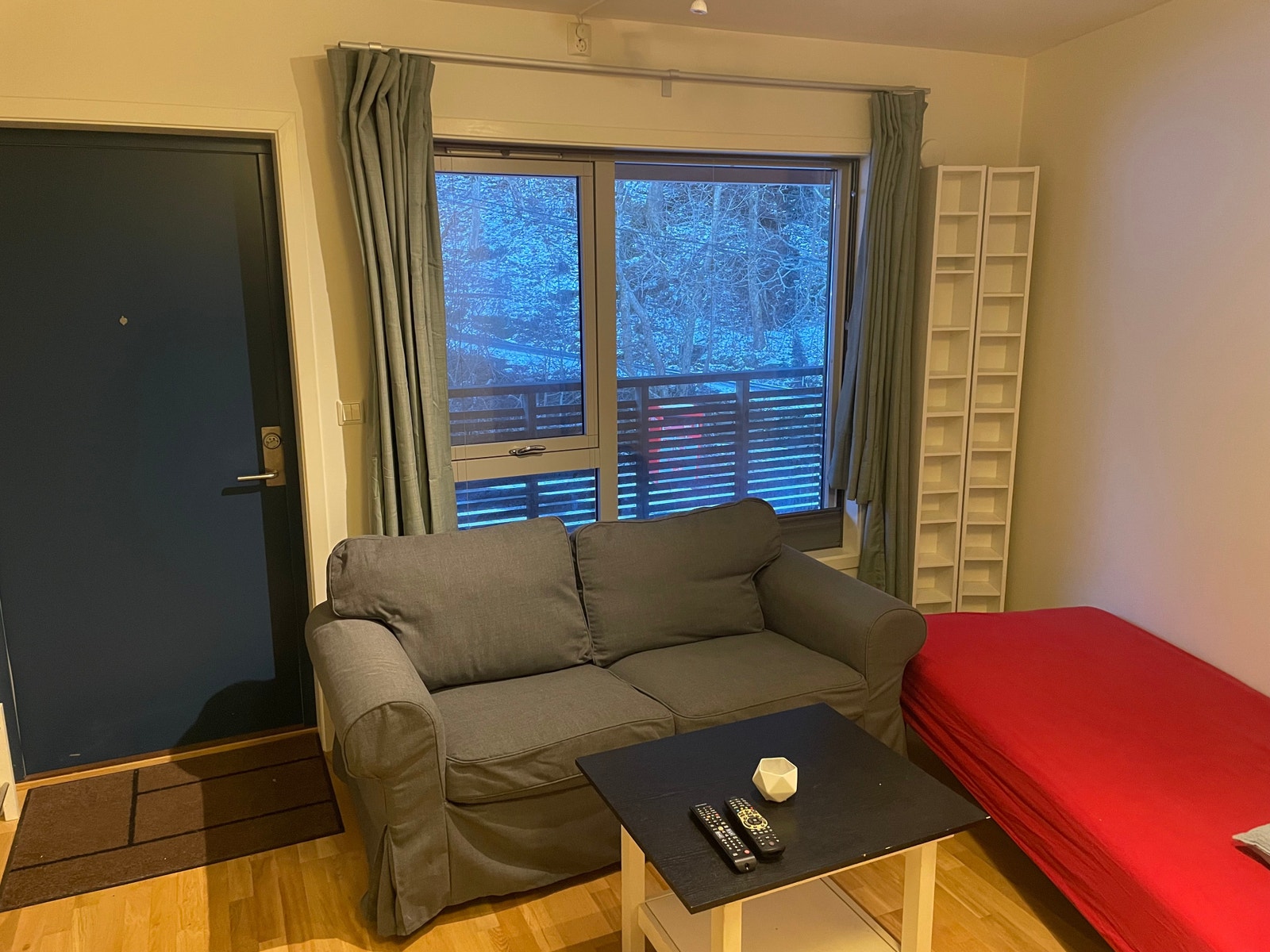 Hybelen er adskilt, og er en egen boenhet med egen inngang Galleribilde