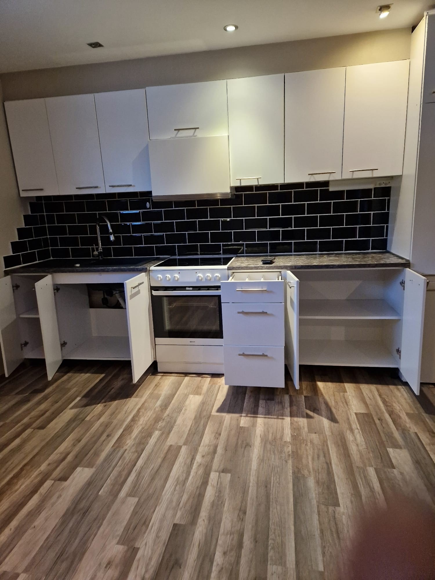 Stor arbeidsplass på kjøkken benken. Galleribilde