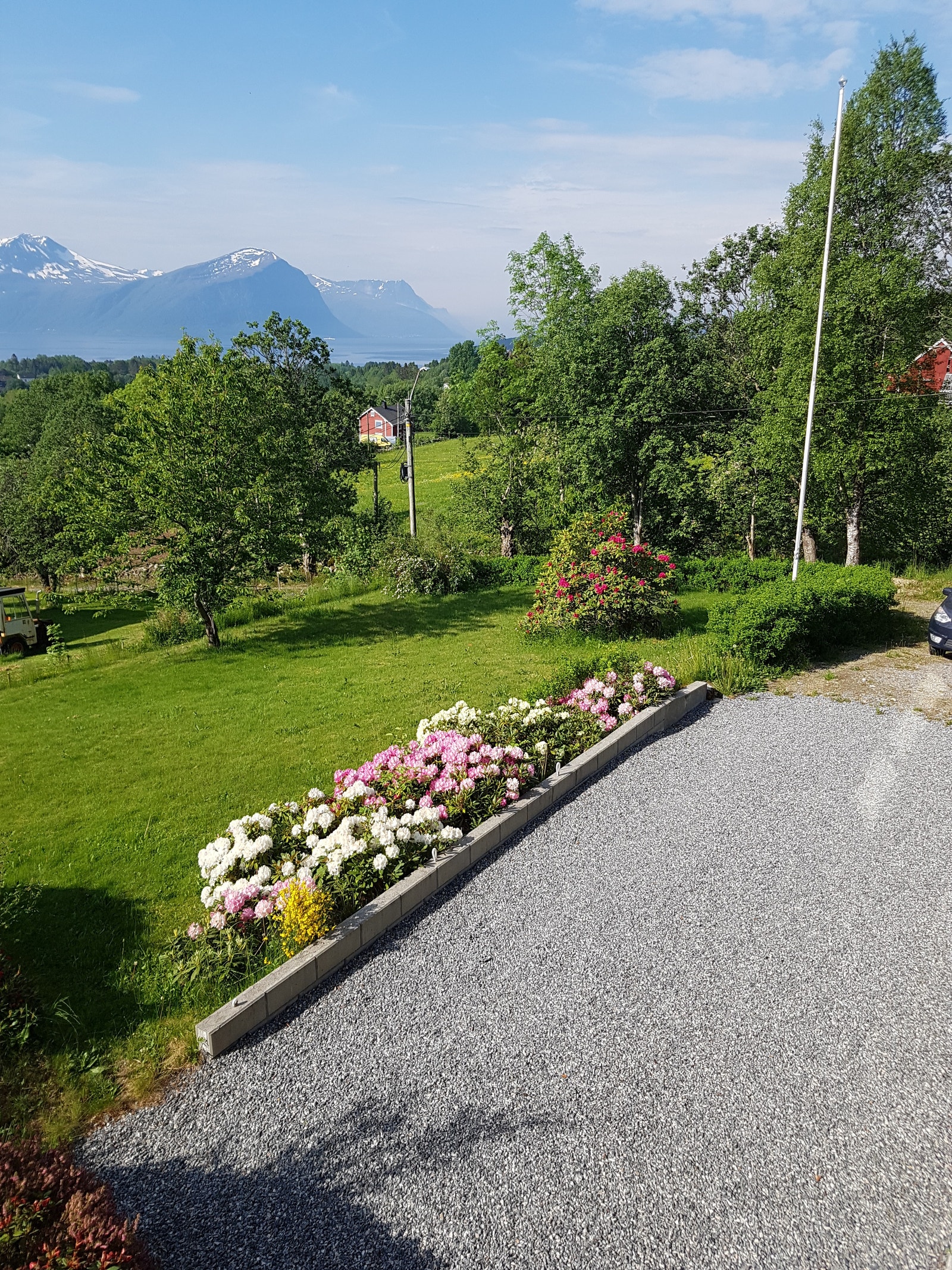 Parkeringsplass foran huset Galleribilde