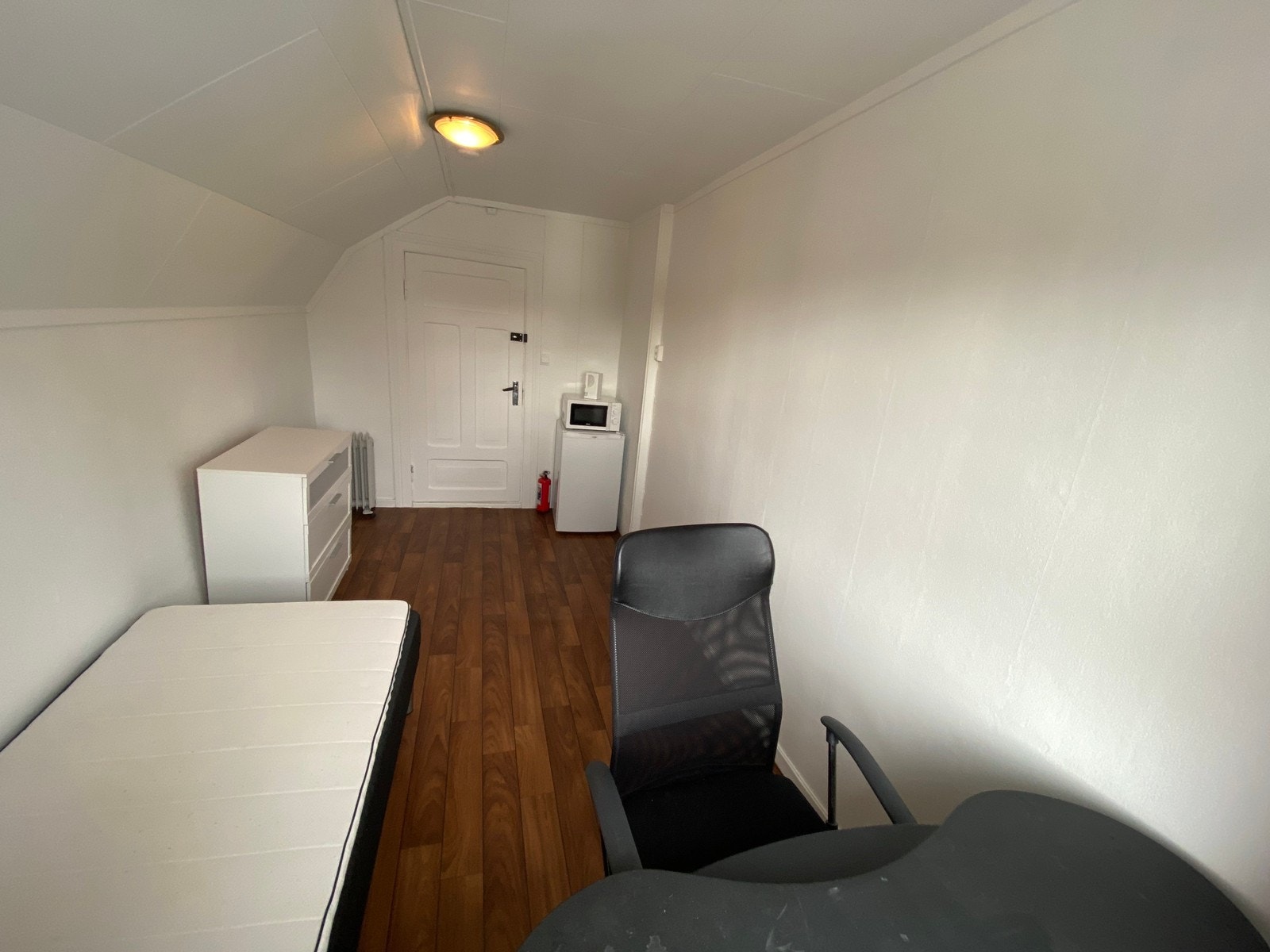 Mini kjøleskap, mikrobølgeovn, vannkoker, varme olje ovn, brannslukningsapparat Galleribilde