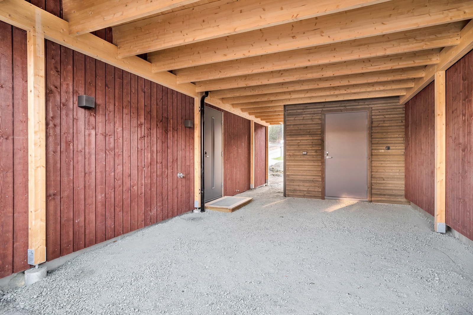 Hver enebolig i kjede kommer med privat carport. Bilde hentet fra en enhet i prosjektet. Galleribilde
