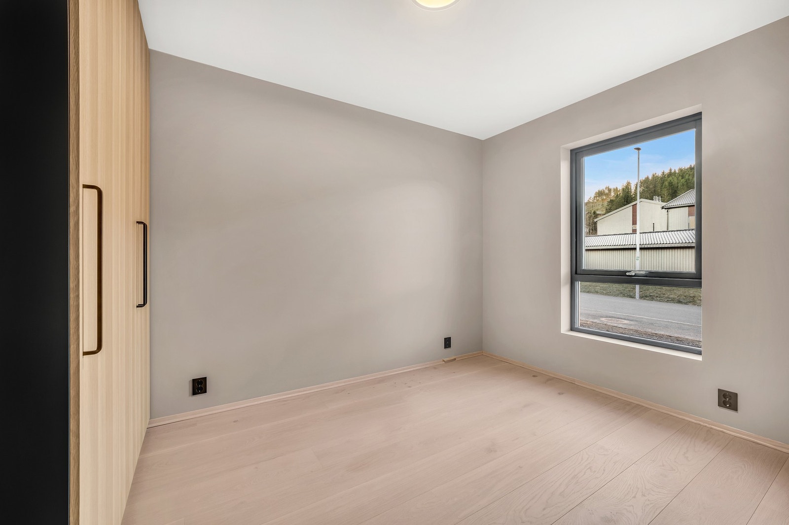 Romslige og moderne soverom. Bilde hentet fra en oppgradert enhet i prosjektet. Galleribilde