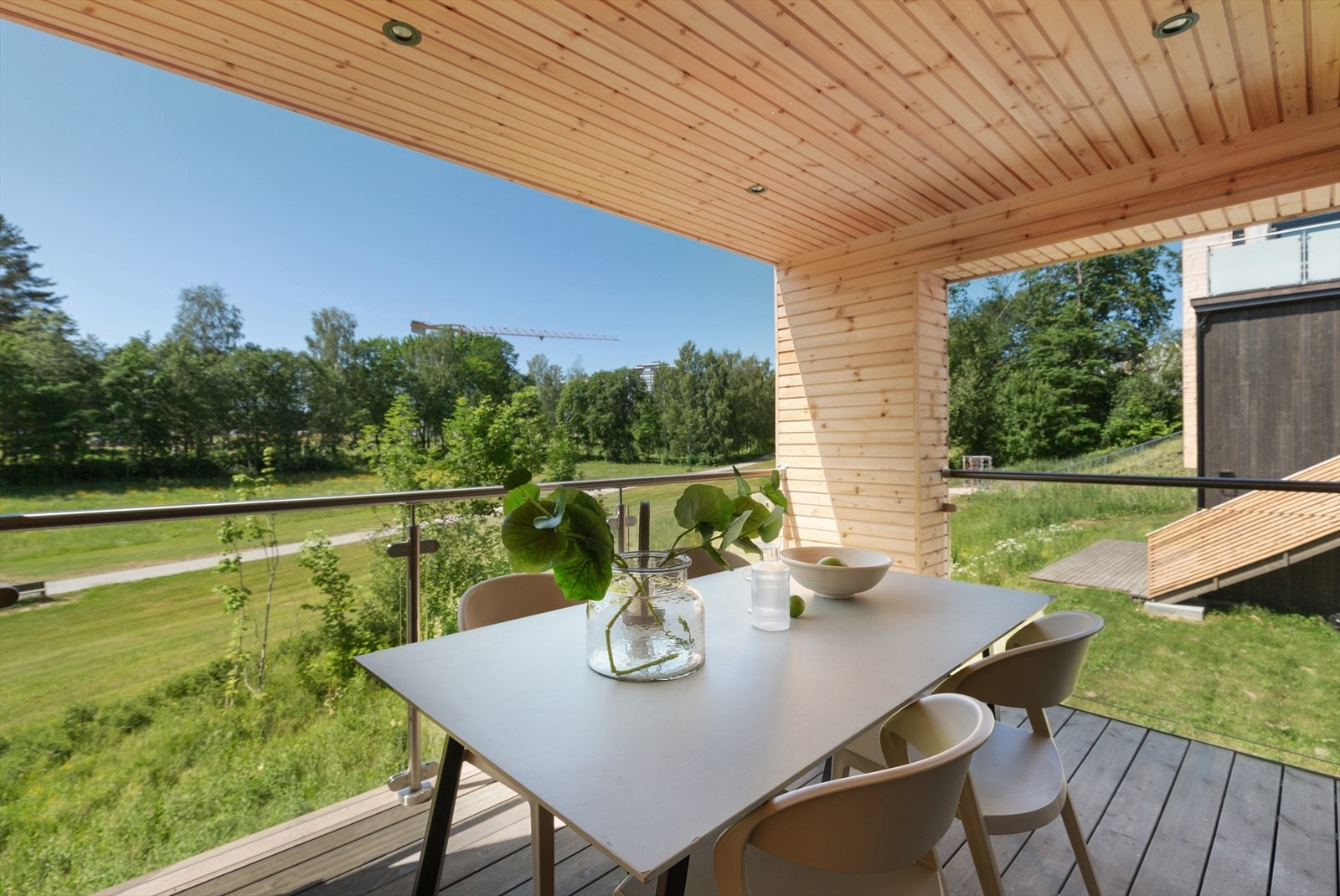 Overbygd veranda i 1. etasje - bildet er hentet fra tilsvarende bolig Mælasvingen 14 Galleribilde