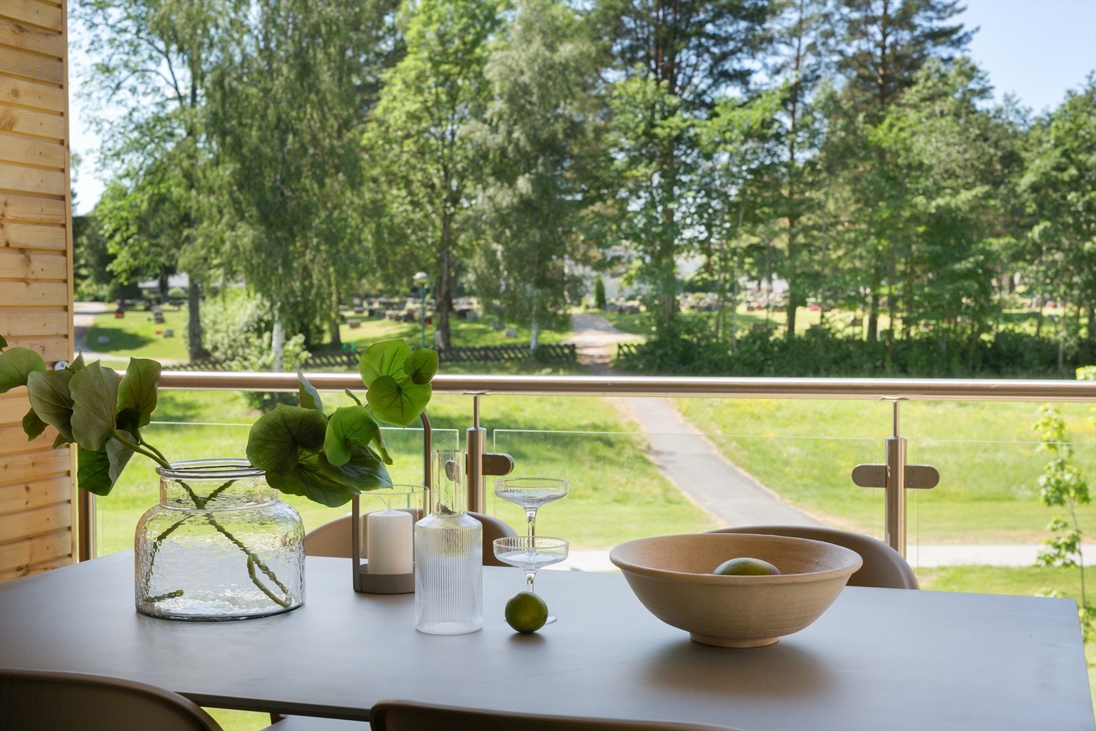 Overbygd veranda i 1. etasje - bildet er hentet fra tilsvarende bolig Mælasvingen 14 Galleribilde