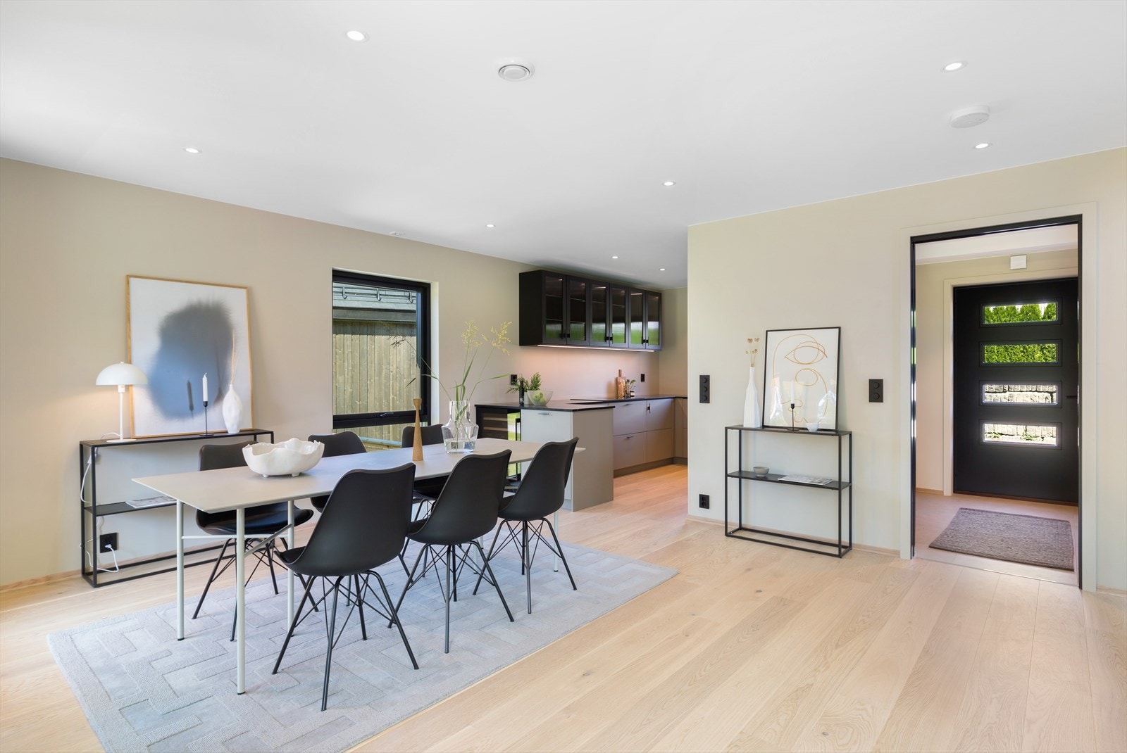 Vegger er malt i delikate farger som Soothing Beige og Band Stone Galleribilde