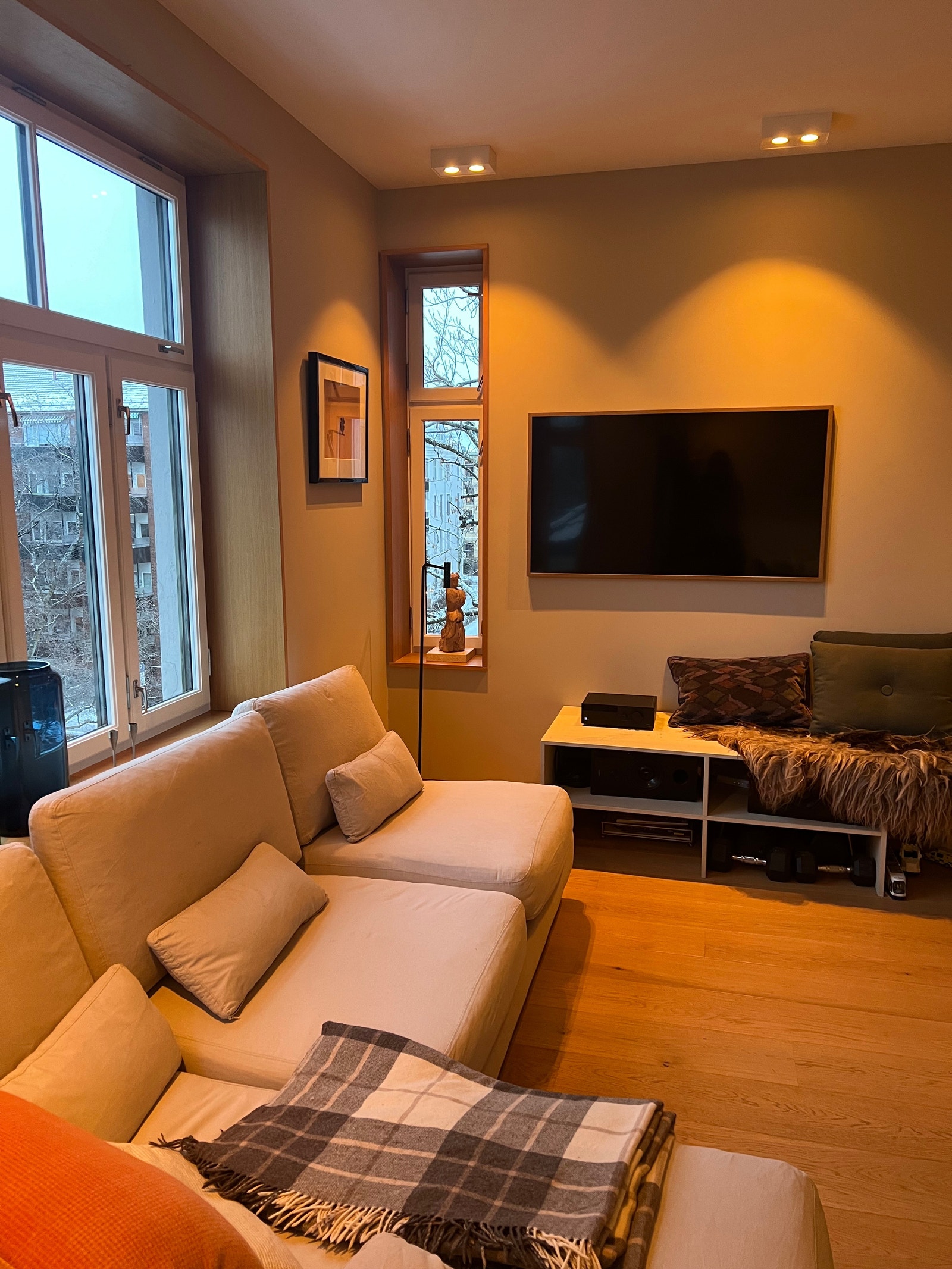 Stue, vinduer med dype vinduskarmer Galleribilde