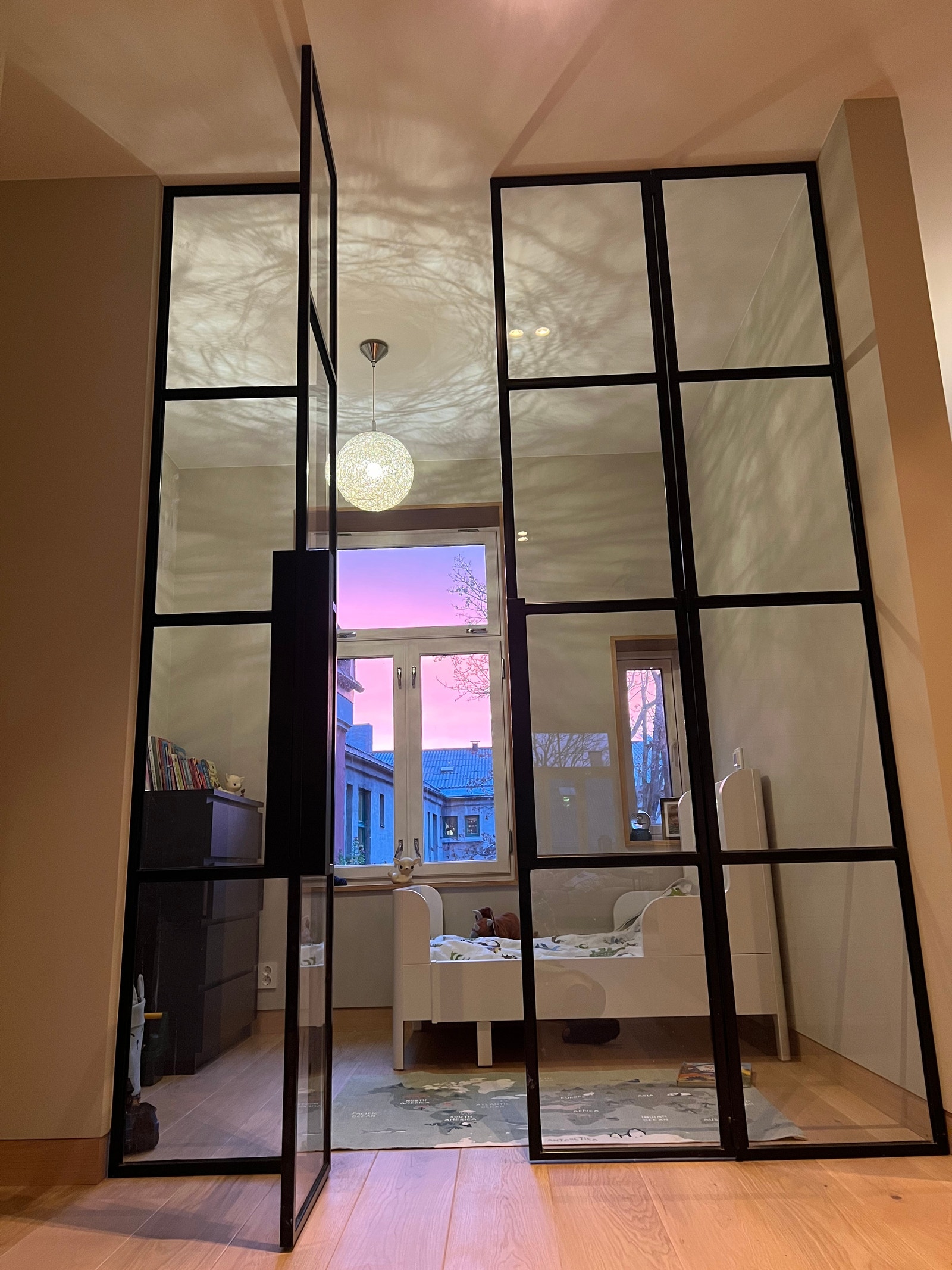 Soverom 2 har dype vinduskarmer og glassdører Galleribilde