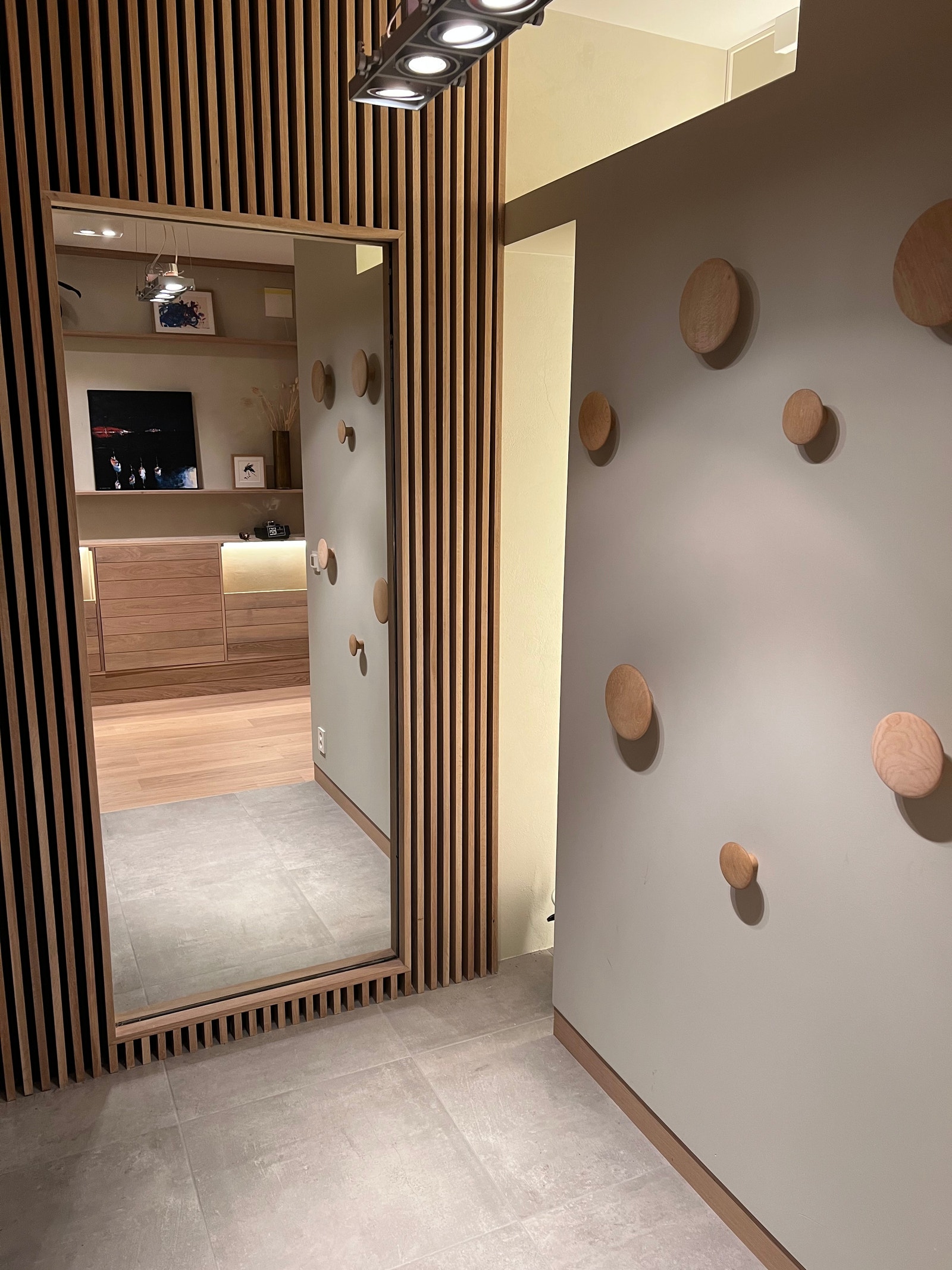 Inngangsparti - opplyst nisje til ytterklær Galleribilde