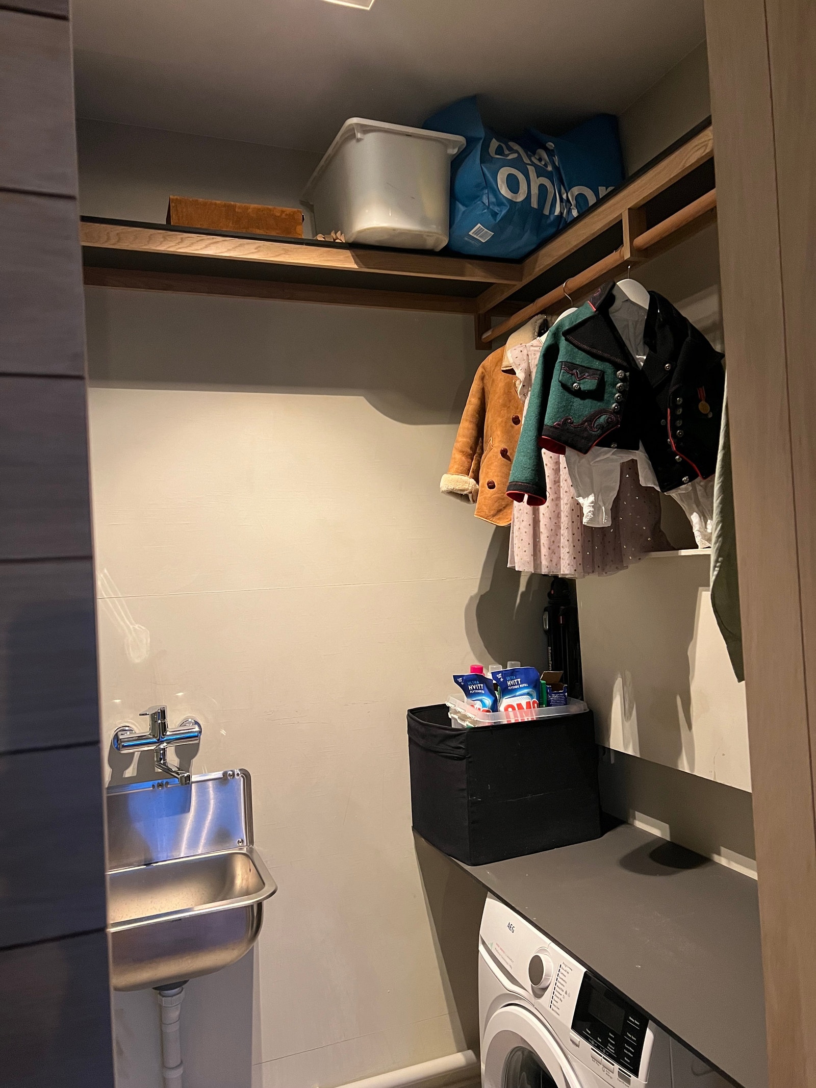 Vaskerom med utslagsvask og god plass til oppbevaring Galleribilde