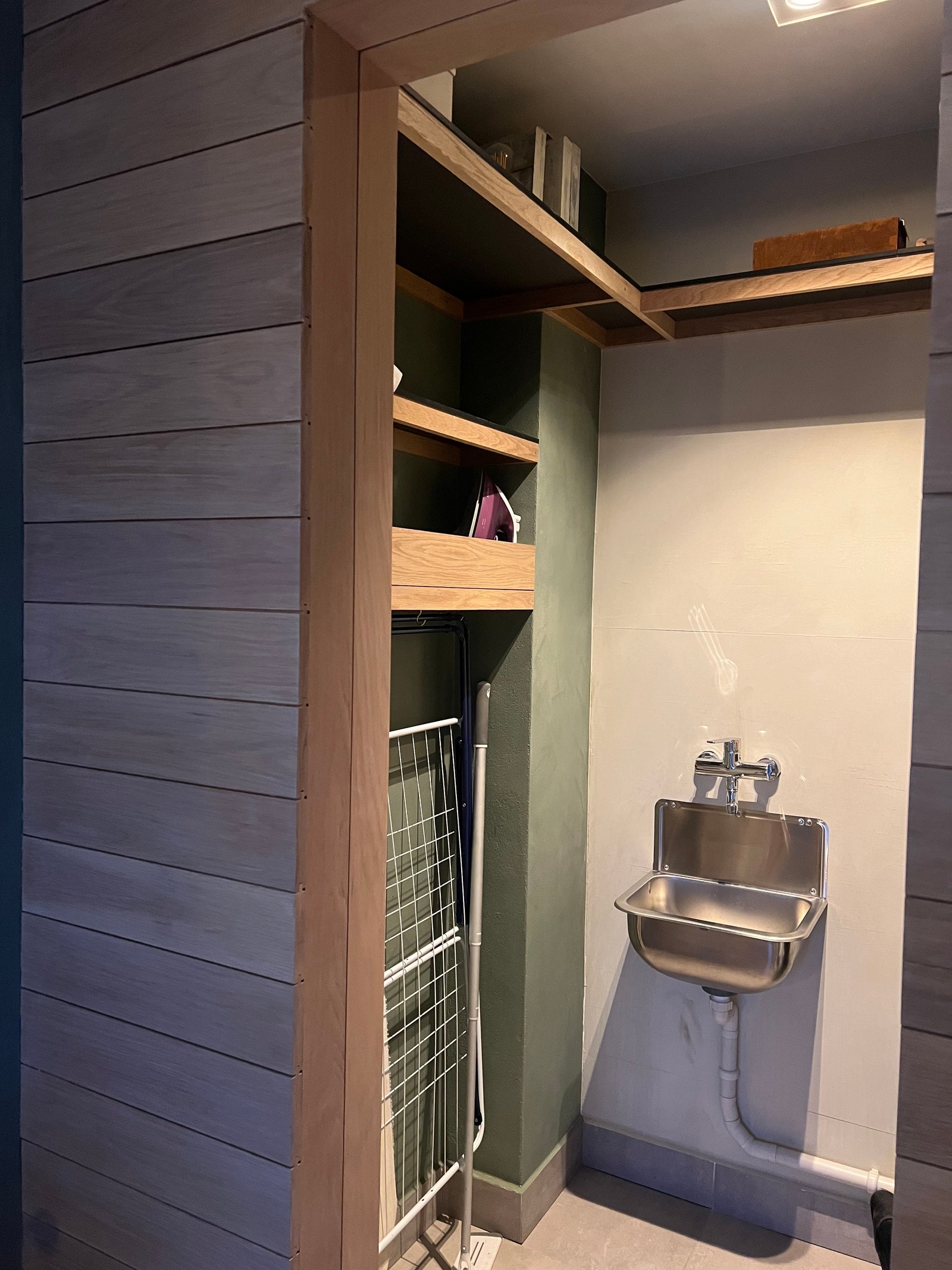 Vaskerom med utslagsvask og god plass til oppbevaring Galleribilde